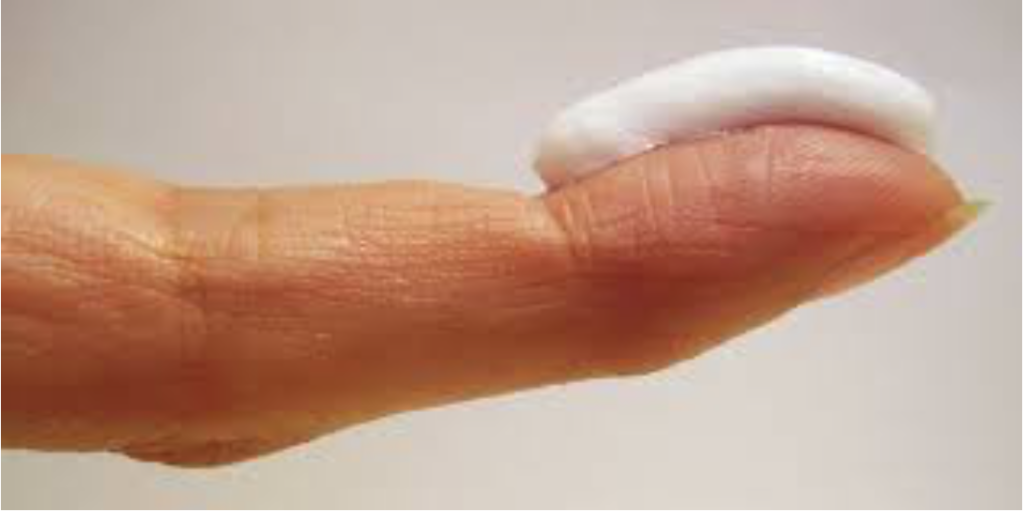 Kortisonsalver – til hjelp eller skade - Finger med krem